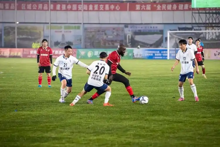 欧冠对决：巴塞罗那 VS 利物浦